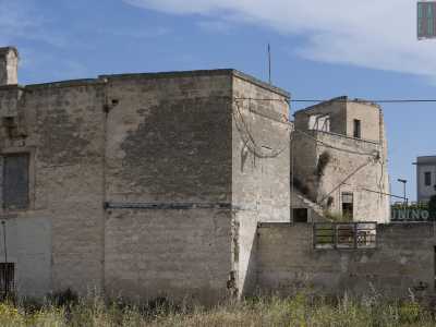 La struttura � completamente dismessa: le tre finestre sono tutte murate e le entrate (situate sui due piani) sono ormai infissi e porte. I poveri balconcini poi sembrano poter crollare da un momento all�altro